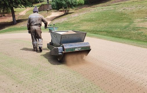 Se inician trabajos de aireación de greens y fairways